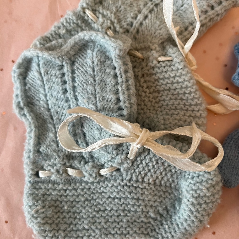 Vintage Baby Booties and Mittens Set with cute diaper pin too - Picture 3 of 6
